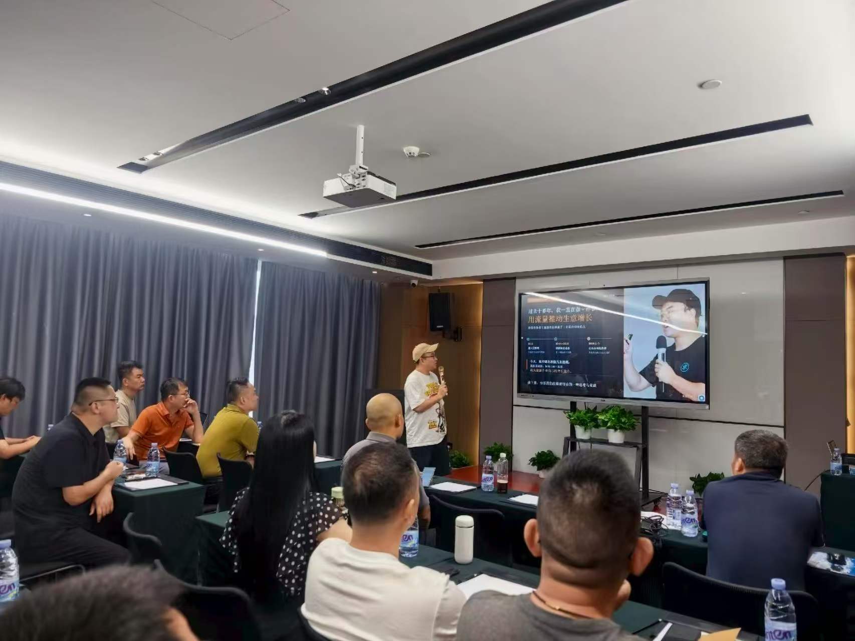 创始人给传统旅游老板做经验分享现场